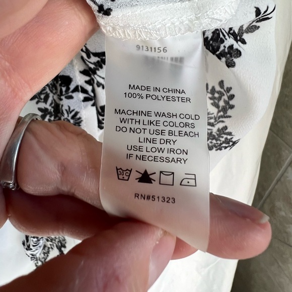 Vince Camuto Bouquets Chiffon Blouse - New Ivory - Size Large - NWT - Picture 7 of 7